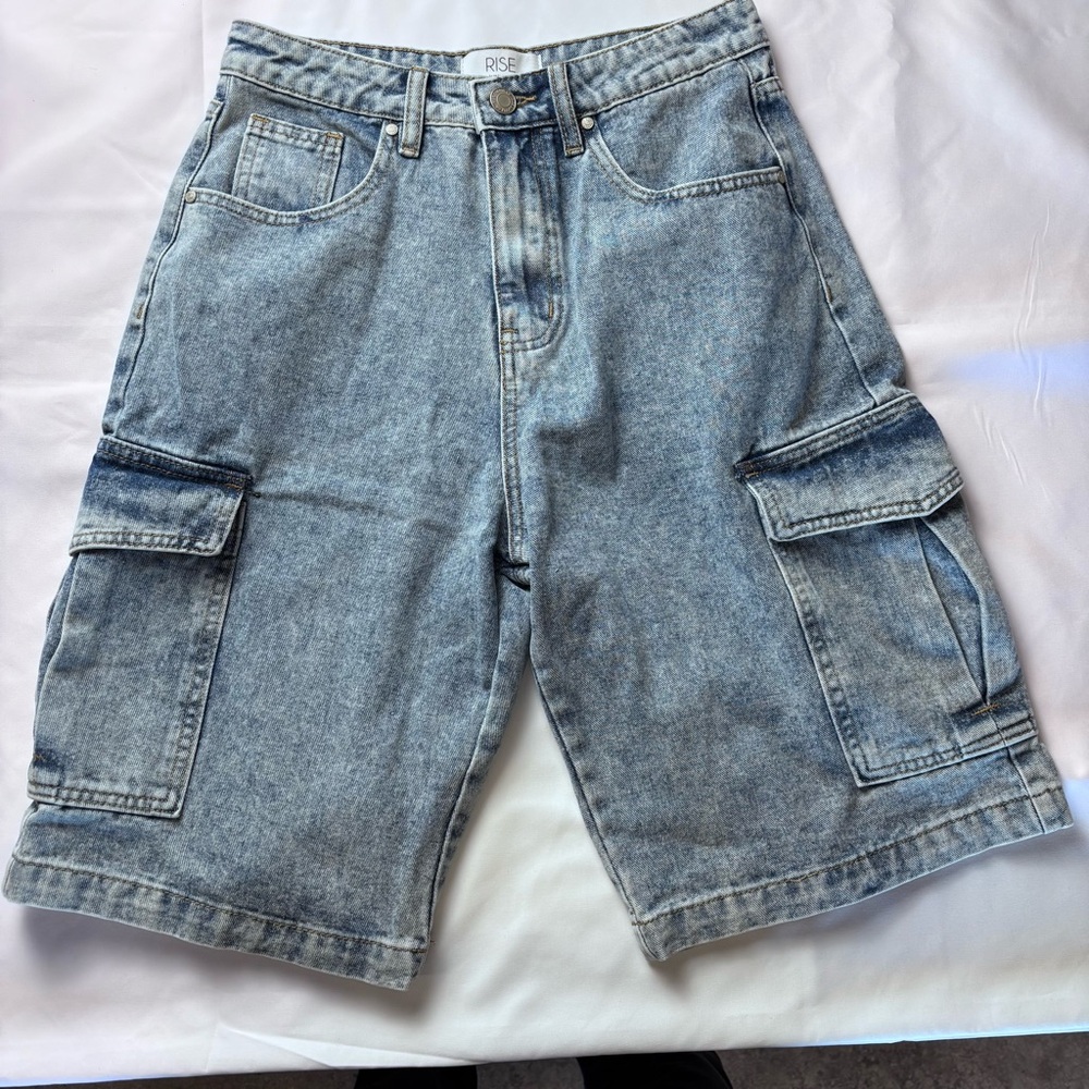 Rise Blue Cargo Shorts with Relaxed Fit Size 5. Look good. Fun!